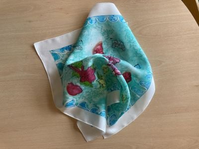 Foulard en soie peint par un enfant