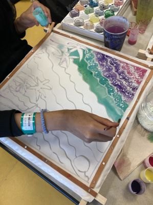 Dessin à la gutta et peinture sur soie