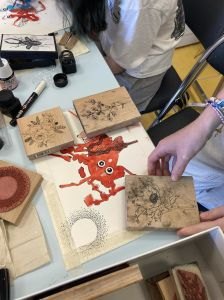 Utilisation de tampons en bois