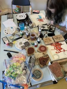 Artiste plasticienne qui propose des ateliers créatifs aux enfants