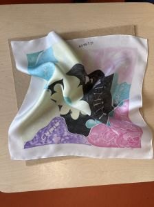 Carré de soie peinte artisanalement