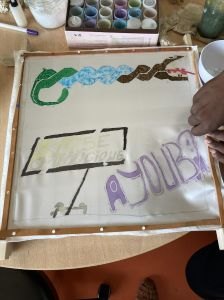 La soie est tendue sur un cadre