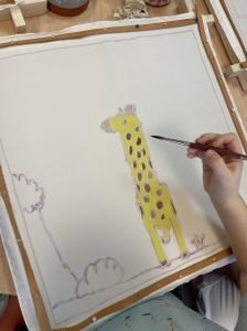 Peindre une girafe sur un foulard de soie