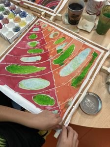 Décrocher le carré de soie de son support