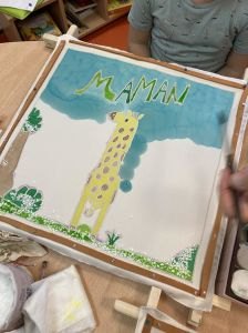 Marcel peint une girafe pour sa maman