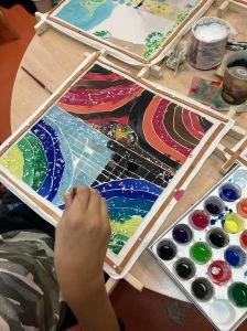 Jeux graphiques sur un foulard de soie