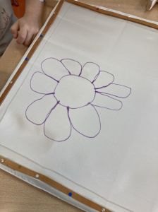 Elisa choisit de dessiner une fleur
