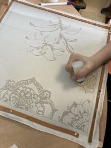 Maya complète sa fleur d'un motif décoratif