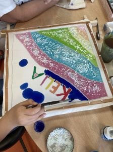 Les enfants aiment voir fuser la couleur sur le tissu