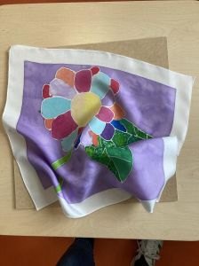 Foulard en soie peint par une enfant