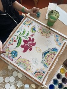 Lys rose et motifs indiens