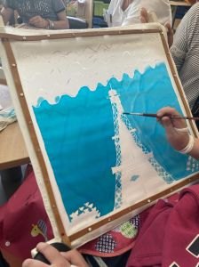 Peindre la tour Eiffel sur un carré de soie