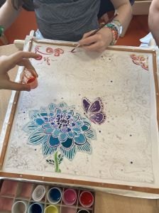 Artiste plasticienne qui travaille avec les enfants