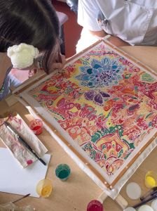 Alice peint son foulard en soie