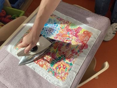 Repassage de la soie après lavage