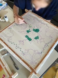 Les enfants créent un décor peint sur la soie