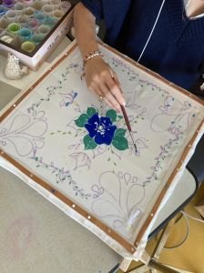 Capucine en train de peindre son carré de soie