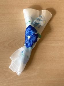 Le foulard noué de Capucine