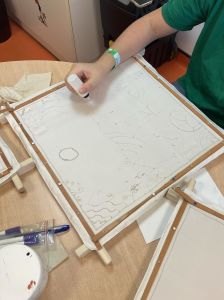 Le dessin est tracé avec de la gutta