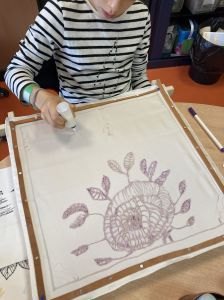 La jeune fille créé un motif floral