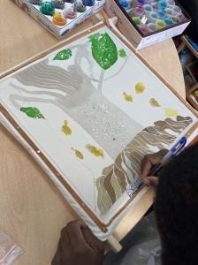 Peindre un arbre sur un foulard