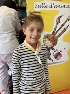 Célie devant la salle d'animation