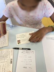 Ecrire et décorer une carte postal