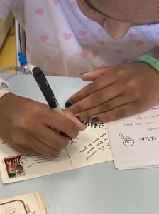 Artiste plasticienne qui travaille avec les enfants hospitalisés