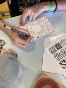 Jeu graphique au feutre fin noir