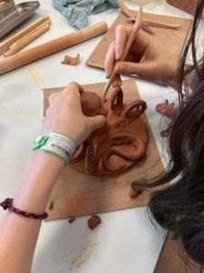 Un atelier de modelage proposé aux enfants hospitalisés