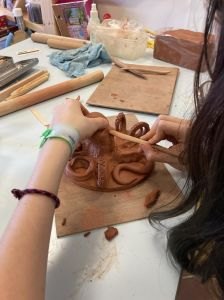 Artiste plasticienne qui travaille avec les enfants