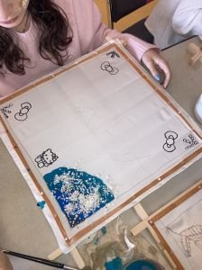 Mila peint un décor au sel