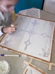 Capucine invente un décor géométrique