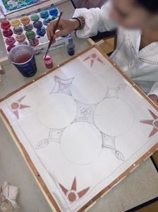 Capucine peint son dessin