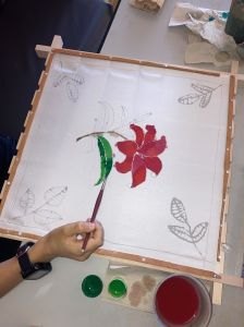 Mahé peint une fleur