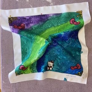 La soie peinte prend la lumière