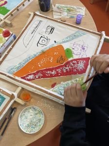 Regard fâché et jeu de couleurs