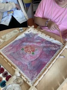 Enlever les punaises du support en boius