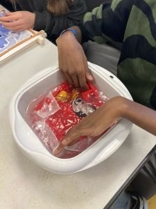 Rincer la soie à l'eau chaude