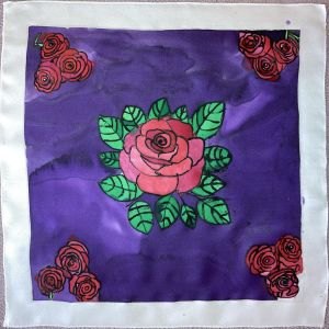 Rose rouge sur fond violet