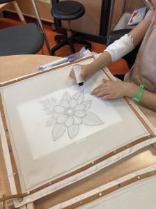 Décor à la gutta en utilisant la transparence de la soie