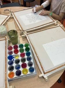 Pots de peinture sur soie