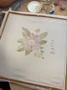 Fleur pastel au centre du foulard