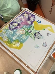 Ajout de gros sel sur la peinture