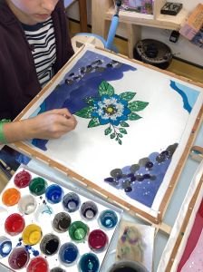 Décor floral sur fond bleu