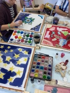 Artiste plasticienne qui propose des ateliers pour les enfants