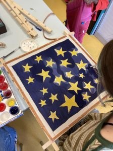 Décorer un carré de soie naturelle