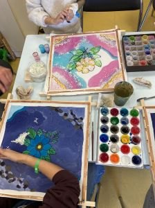 Artiste plasticienne intervenant auprès des enfants hospitalisés