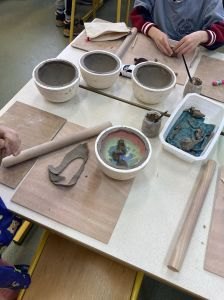 Séance d'arts plastiques à l'école
