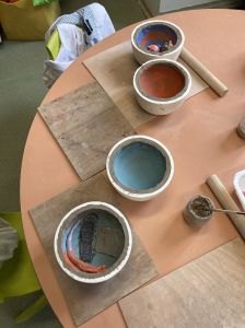 Artiste plasticienne qui travaille avec des enfants